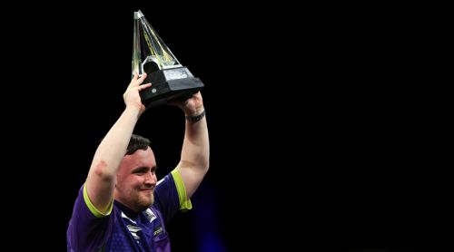 Luke Littler mit dem Pokal der Premier League Darts 2024