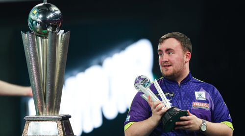 Luke Littler mit dem kleinen Sid Waddell-Pokal