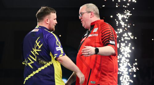 Luke Littler läuft mit blauen Licht in die Hallen ein