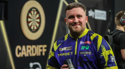 Luke Littler holt in Cardiff den ersten Tagessieg