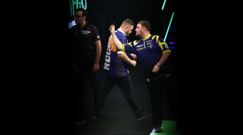 Luke Littler spielt hinter dem Vorhang