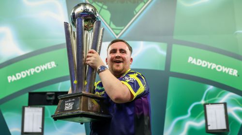 Luke Littler mit dem großen Sid Waddell-Pokal