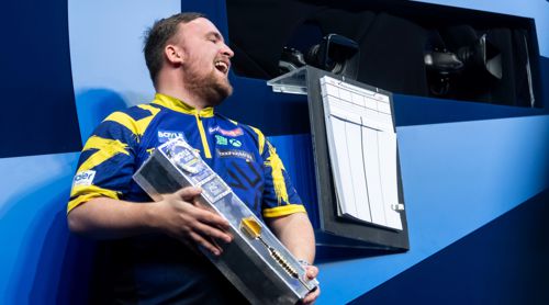Luke Littler mit dem Pokal