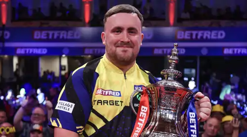 Luke Littler mit der Phil Taylor-Trophy