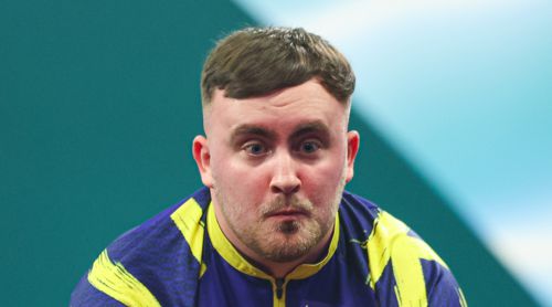 Luke Littler schnappt sein Dartsmäppchen