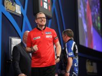 Mark Webster besiegt aufgrund perfektem Timings Terry Jenkins ohne Satzverlust