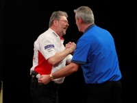 Die Weltmeister Martin Adams und Steve Beaton ziehen beide unter die Letzten 16 des Grand Slam of Darts 2015 ein