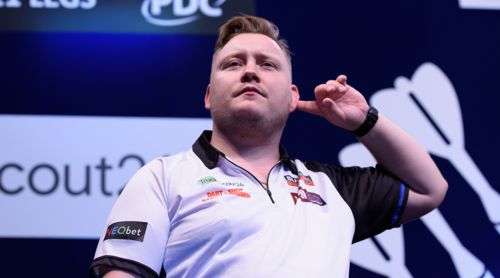 Martin Schindler mit neuen Dartshirt von Ausrüster Bull's