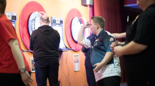 Martin Schindler versucht, sich über die Super League Darts für die Weltmeisterschaft zu qualifizieren