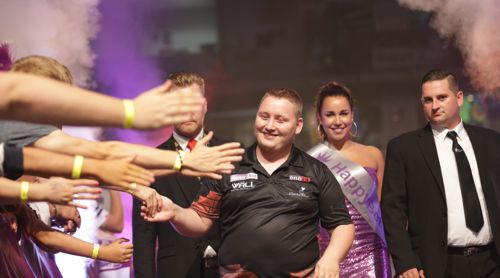 Martin Schindler läuft mit Another Brick In The Wall in die Hallen der Dartwelt ein