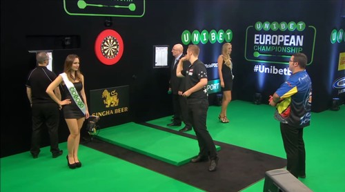 Max Hopp hatte die Ehre die diesjährigen European Darts Championship mit seinem Match zu eröffnen.