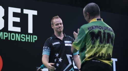 Max Hopp besiegt Darren Webster