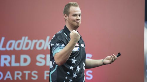 Max Hopp sorgte für einen Paukenschlag, als er Adrian Lewis am ersten Spieltag der World Series of Darts besiegte