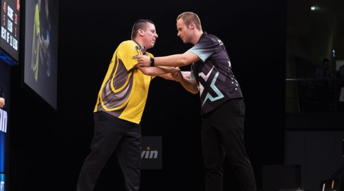 Max Hopp und Dave Chisnall reichen sich die Hände
