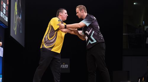 Max Hopp und Dave Chisnall reichen sich die Hnde