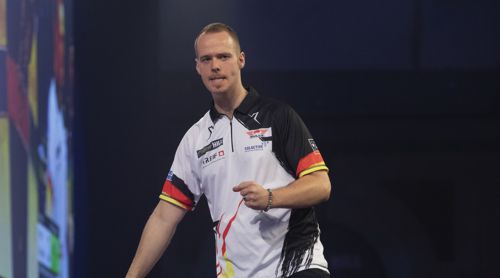 Max Hopp mit Deutschland-Dartshirt