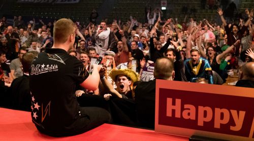Max Hopp feiert mit den Fans in Sindelfingen