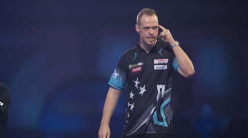 Max Hopp zeigt den Vogel