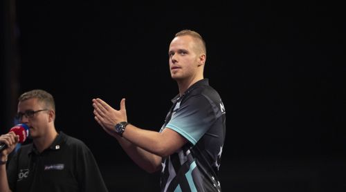 Max Hopp klatscht sich selber ironisch Beifall