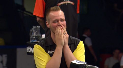 Max Hopp weint nach seinem Sieg gegen Raymond van Barneveld vor Glück