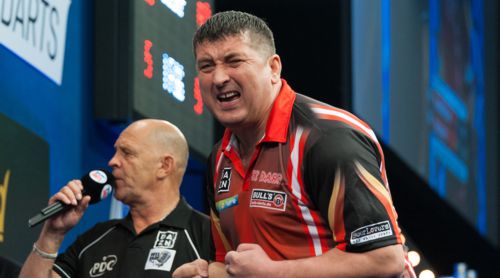 Mensur Suljovic freut sich riesig über seinen Auftaktsieg bei den German Darts Masters in der Castello Arena Düsseldorf