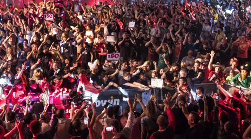 Mensur Suljovic und Dartfans aus Österreich
