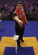 Mensur Suljovic spielt Darts der Marke Bull's