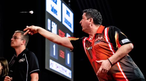 Mensur Suljovic mit unorthodoxer Wurftechnik