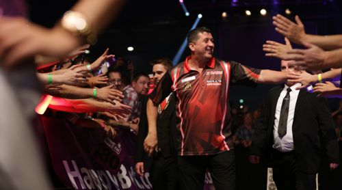 Mensur Suljovic beim Walk on in die Hallen der Dartswelt