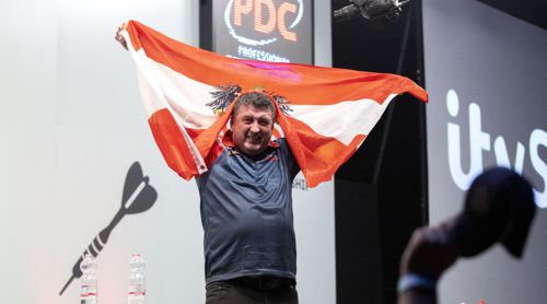 Mensur Suljovic mit der Flagge seiner Wahlheimat sterreich