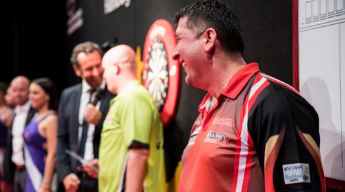 Mensur Suljovic ist trotz Niederlage gegen Michael van Gerwen sichtlich gut gelaunt