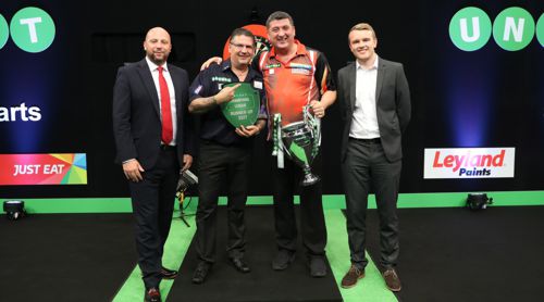 Mensur Suljovic und Gary Anderson mit den Pokalen der Champions League