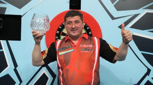 Mensur Suljovic mit dem Pokal für den zweiten Platz