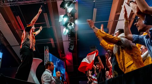 Mensur Suljovic feiert mit den Dartfans
