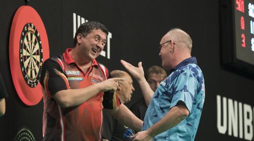 Mensur Suljovic und Ian White haben Spaß