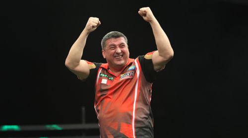 Mensur Suljovic freut sich über seinen ersten Major-Turnier Sieg