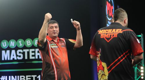 Mensur Suljovic steht nach seinem Sieg über Michael Smith im Viertelfinale des Masters 2018