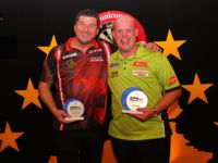 Michael van Gerwen besiegt Mensur Suljovic im Finale der European Darts Trophy Michael van Gerwen besiegt Mensur Suljovic im Finale der European Darts Trophy