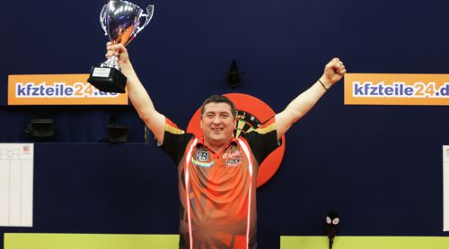 Mensur Suljovic mit dem Pokal der German Masters