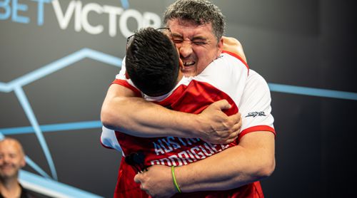 Mensur Suljovic umarmt Rowby-John Rodriguez geht weiter