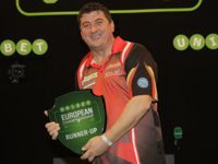 Mensur Suljovic mit dem EM-Pokal