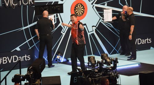 Mensur Suljovic auf der Bühne des World Matchplay