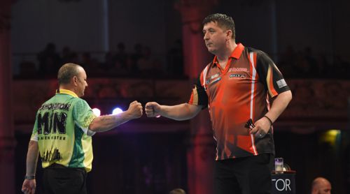 Mensur Suljovic und Darren Webster vermeiden Augenkontakt