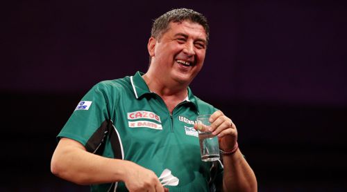 Mensur Suljovic lacht herzhaft über sein 161er-Finish