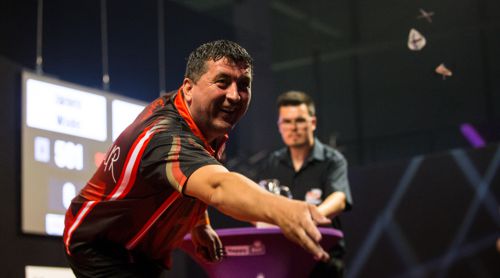 Mensur Suljovic verschenkt seine Flights an die Fans