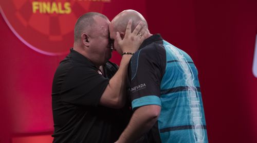 Mervyn King und Rob Cross kuscheln