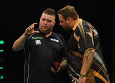 Michael Smith erklärt Adrian Lewis wie ungenau er seine Darts geworfen hat