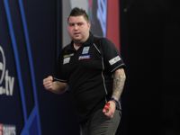 Michael Smith überzeugte gegen Benito van de Pas und erreicht als erster Spieler das Viertelfinale der Darts WM 2016