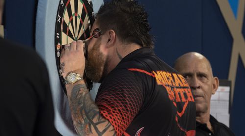 Michael Smith küsst das Dartboard