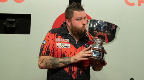 Michael Smith mit dem Pokal, der nach Legende Eric Bristow benannt ist